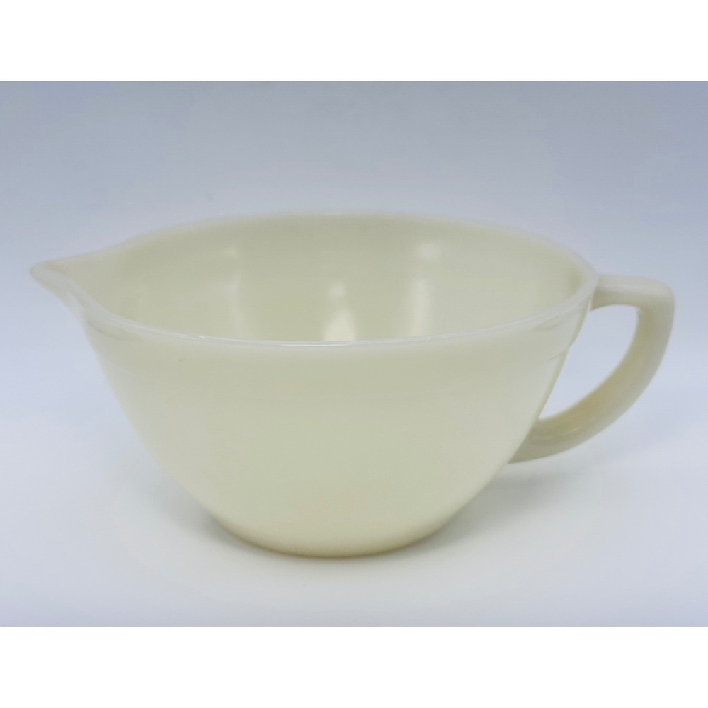 Vintage Fire-King Ivory Milk Glass Batter Bowl with Spout and D-Handle 7.5 Inch